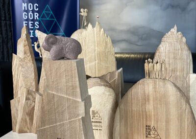 Rzeźby Wybitnego Artysty Marcina Rząsy Są Nagrodani Na Festiwalu MOC GÓR. W Czerwcu 2022 R. Stworzył On Również Nagrodę CE UW. (wyjątek Baranek)